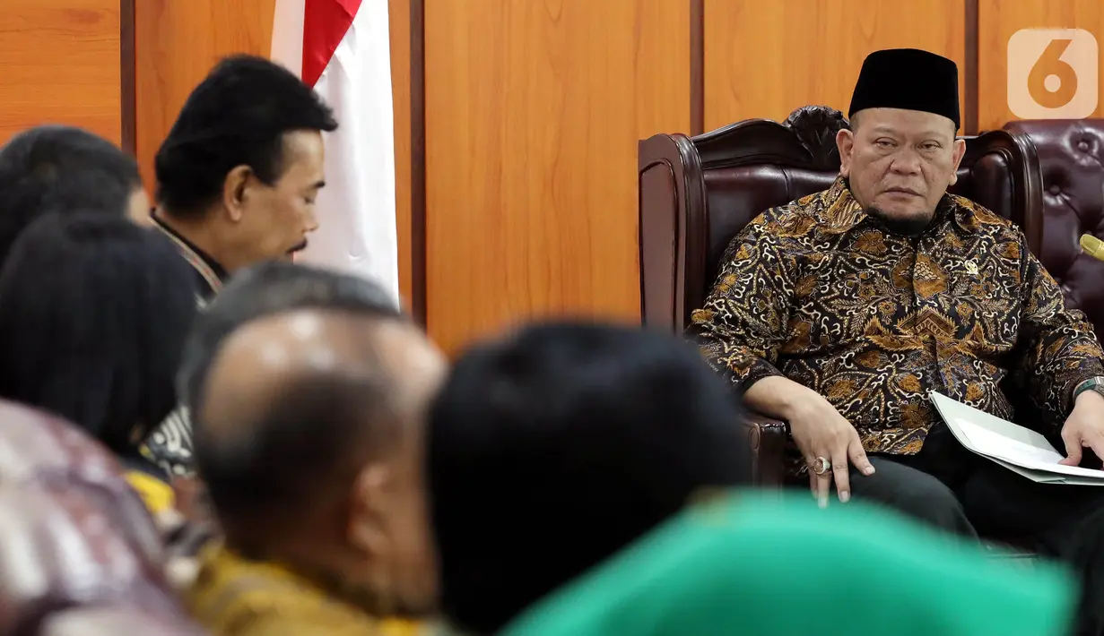 Ketua DPD La Nyalla Mattalitti (kanan) saat menggelar pertemuan dengan PP Forum Staf Ahli Kepala Daerah (Forskada) se-Indonesia di Gedung Nusantara III, Jakarta, Rabu (9/10/2019). Pertemuan untuk menjalin silaturahmi antara Forskada se-Indonesia dengan DPD. (Liputan6.com/JohanTallo)