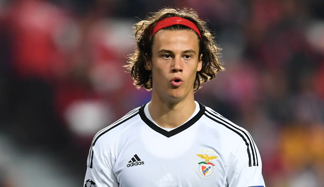 Kiper muda Benfica, Mile Svilar selama laga penyisihan Grup A Liga Champions melawan Manchester United, di Estadio Da Luz, Rabu (18/10). Svilar tercatat masih berusia 18 tahun 52 hari ketika dimainkan sebagai kiper utama. (PATRICIA DE MELO MOREIRA/AFP)