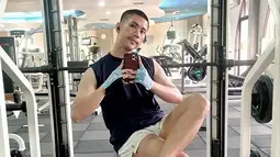 Ricky Cuaca sukses menurunkan berat badannya sampai sekitar 60 kilogram. (Instagram/rickycuaca)