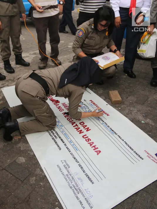 Petugas Satpol PP wanita bersiap menyegel dan menutup Diskotek Exotic di Mangga Besar, Jakarta, Kamis (19/4). Pemprov DKI menutup Diskotek Exotic setelah ditemukan pengunjung yang meninggal diduga akibat overdosis narkoba. (Liputan6.com/Arya Manggala)