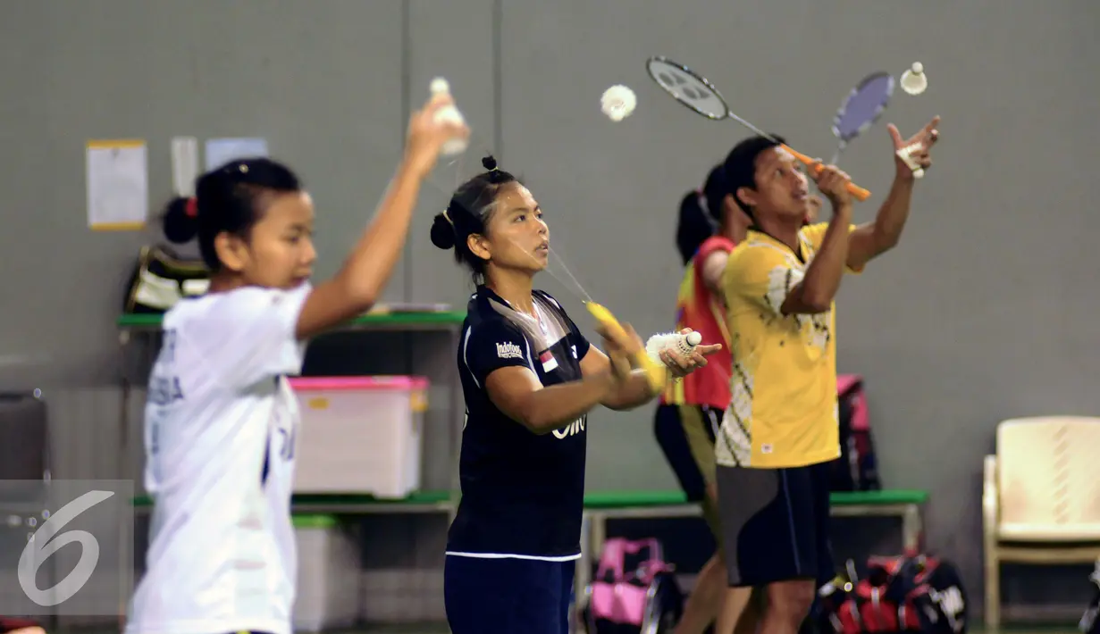 Pebulutangkis ganda putri Indonesia, Greysia Polii (kedua kiri) berlatih di pelatnas PBSI, Jakarta, Rabu (13/1/2016). Pebulutangkis Indonesia melakukan pematangan program latihan jelang Olimpiade 2016, Agustus mendatang. (Liputan6.com/Helmi Fithriansyah)