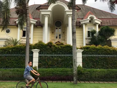Suasana salah satu rumah tersangka kasus korupsi e-KTP Setya Novanto yang terletak di Jalan Gedung Pinang PU 10-11, Pondok Indah, Jakarta, Senin (20/11). Di kawasan tersebut, Setnov memiliki 4 rumah yang saling menempel. (Liputan6.com/Immanuel Antonius)