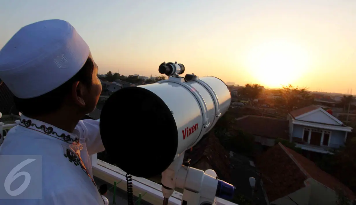 Tim Rukyatul Hilal gabungan meneropong posisi hilal di atas Mesjid Al Musriyiin, Jakarta, Kamis (16/7/2015). Berdasarkan data astronomis ketinggian hilal saat matahari terbenam sekitar tiga derajat. (Liputan6.com/Helmi Afandi)