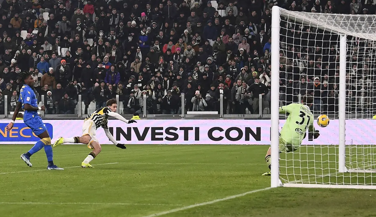 Tak puas satu gol, pada menit 38 Juventus berhasil menggandakan keunggulan atas Frosinone. Gol kembali dilesakkan Milik usai menerima umpan Weston McKennie. (Fabio Ferrari/LaPresse via AP)