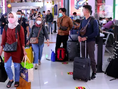 Calon penumpang kereta tiba di Stasiun Gambir, Jakarta, Rabu (27/4/2022). H-5 Lebaran, 31 ribu lebih calon penumpang berangkat dari Stasiun Pasar Senen dan Gambir dengan total 51 kereta yang dioperasikan. (Liputan6.com/Angga Yuniar)