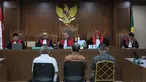 Tiga terdakwa kasus dugaan korupsi tata kelola minyak mentah saat mengikuti sidang pembacaan tuntutan di Pengadilan Tindak Pidana Korusi (Tipikor), Jakarta, Kamis (23/4/2026). Tiga terdakwa terkait kasus dugaan korupsi tata kelola minyak mentah dituntut 8 hingga 14 tahun penjara. (Kapanlagi.com/Budy Santoso)
