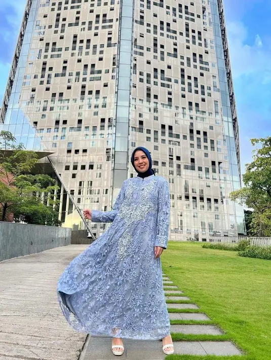 Atau bisa juga pilih gamis model brokat agar dan embroidery agar tampilan mewah di Hari Raya. (Instagram/tya_ariestya).