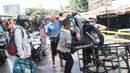 Penyedia jasa ojek gerobak menaikkan sepeda motor saat akan melintasi banjir di Ciledug, Tangerang, Banten, Kamis (2/1/2020). Jasa ojek gerobak dipatok dengan harga Rp 20 ribu untuk orang dan Rp 50 ribu untuk motor. (Liputan6.com/Angga Yuniar)