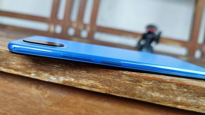Penampakan Xiaomi Mi 11 Lite. (Liputan6.com/Agustinus M. Damar)