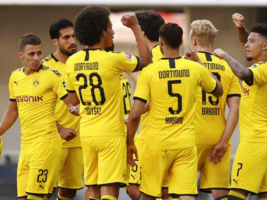 Para pemain Borussia Dortmund merayakan gol yang dicetak oleh Jadon Sancho ke gawang SC Paderborn 07 pada laga Bundesliga di Stadion Benteler, Minggu (31/5/2020). Borussia Dortmund menang dengan skor 6-1 SC Paderborn 07. (AP/Lars Baron)