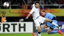 Pemain Makedonia, Martin Bogatinov (kanan) berduel dengan pemain Italia, Marco Parolo pada kualifikasi Piala Dunia 2018 di Philip II of Macedon stadium, Skopje Senin (10/10/2016) dini hari WIB. (AFP/Robert Atanasovski)