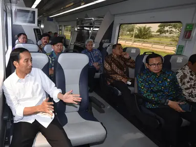 Presiden Joko Widodo berbincang saat berada di dalam kereta ARS menuju kota Medan, Kamis (3/3). Kereta ARS ini adalah kereta pertama yang mempelopori secara efektif dari pusat kota menuju bandar udaranya secara efektif. (Setpres/Agus Suparto)