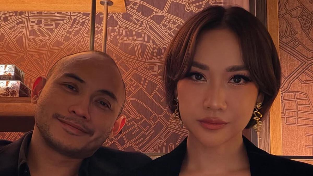 Gaya Kasual Bunga Citra Lestari Kenakan Mini Dress saat Dinner Merayakan Wedding Anniversary ke-2 Bersama Suami