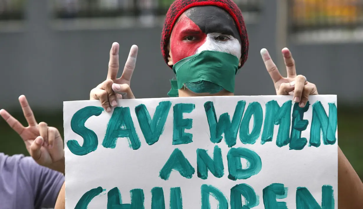 Aksi Muslim Filipina di depan kantor kedutaan Israel di Taguig, Metro Manila, (15/7/2014), meminta PBB segera membantu penyelesaian konflik jalur Gaza. (REUTERS/Erik De Castro)