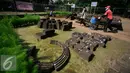 Sejumalah pekerja melintasi bagian bagunan situs candi Palgading, Ngaglik, Sleman, Kamis (12/5/16). Candi peninggalan zaman kerajaan mataram Kuno ini akan di pugar hingga 10 Oktober 2016. (Liputan6.com/Boy Harjanto)