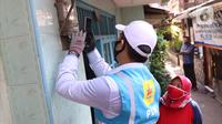 Petugas PLN berbincang dengan seorang ibu saat melakukan pencatatan meteran listrik di rumah warga kawasan Kebayoran Baru, Jakarta, Selasa (30/6/2020). Pengerahan petugas dilakukan untuk memastikan kesesuaian antara tagihan rekening listrik pelanggan dengan penggunaannya. (Liputan6.com/Angga Yuniar)