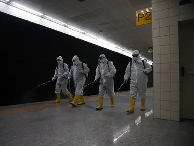 Petugas kebersihan APD melakukan disinfeksi di peron stasiun kereta bawah tanah di Ankara, Turki (19/11/2020). Turki pada Kamis (19/11) melaporkan 4.542 kasus baru COVID-19, menambah total infeksi coronavirus menjadi 430.170, seperti diumumkan Kementerian Kesehatan Turki. (Xinhua/Mustafa Kaya)