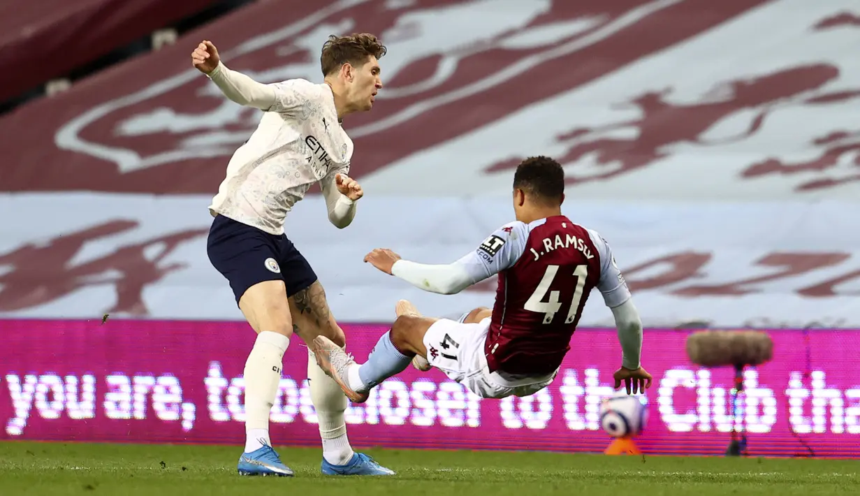 Pemain Manchester City John Stones (kiri) melanggar pemain Aston Villa Jacob Ramsey dan mendapat kartu merah pada pertandingan Liga Inggris di Villa Park Stadium, Birmingham, Inggris, Rabu (21/4/2021). Manchester City menang 2-1. (Michael Steele/Pool via AP)