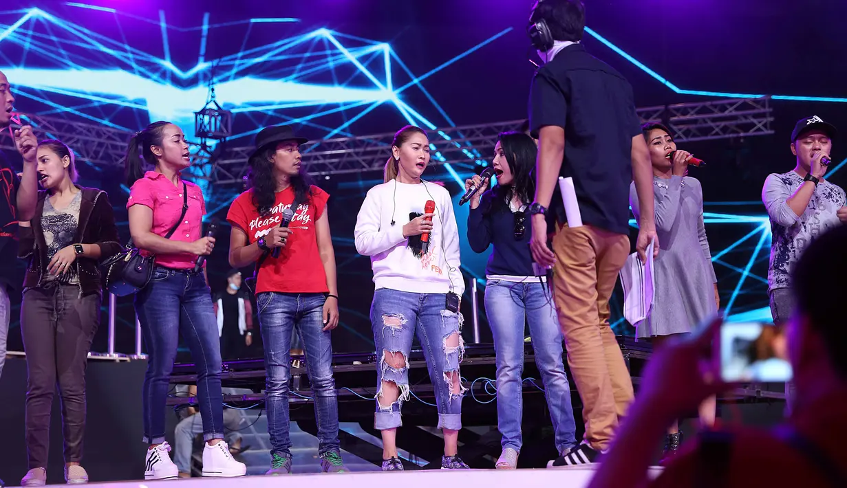 Sebagai acara unggulan di Indosiar, para jebolan dari Dangdut Academy dan Bintang Pantura ikut tampil. Panggung megah dengan tata lampu dengan teknologi terbaru. Membuat suasana terlihat makin luar biasa. (Nurwahyunan/Bintang.com)