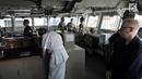 Sejumlah petugas berada di salah satu ruangan kapal perang HMS Albion, Jakarta, Minggu (22/4). Kapal ini memiliki panjang 176 meter dan mampu melaju dengan kecepatan hingga 33 km per jam. (Merdeka.com/Iqbal S. Nugroho)
