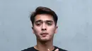 "Iya, kalau chemistry susah ya kalau pemainnya terus-terusan ganti. Tapi ya namanya pemain, aktor, kan ada sutrada, ada skenario," aku Ricky Harun, di kawasan Leuwinanggung, Bekasi, Jawa Barat, Jumat (20/1/2017). (Nurwahyunan/Bintang.com)