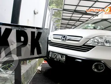 KPK menyita mobil milik Wali Kota Tangerang Selatan Airin Rachmi Diany. Jakarta, Selasa (15/4/2014) (Liputan6.com/Faisal R Syam)
