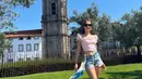 Gaya cinta Laura saat berpose di dekat Menara Clérigos, Porto, Portugal.  Unggahan Cinta langsung banjir komentar dari warganet. Tak sedikit warganet memuji Cinta , “Always stunning in every way” tulis salah satu warganet.  (Instagram/claurakiehl)