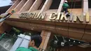 Pekerja membersihkan dinding Stasiun Cikini di Jakarta, Senin (20/3). Kegiatan tersebut rutin dilakukan untuk mejaga kebersihan stasiun serta meningkatkan kenyamanan bagi penumpang. (Liputan.com/Immanuel Antonius)