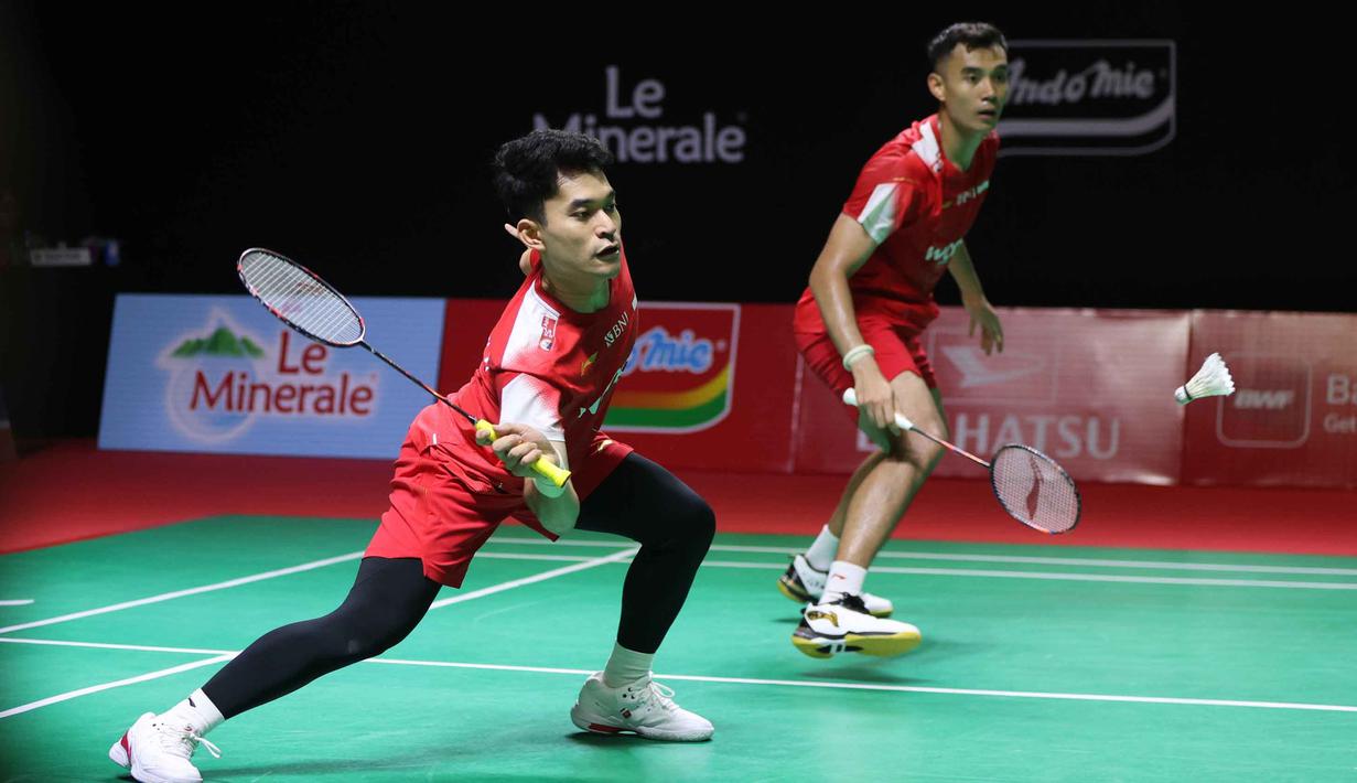 Aksi saling kejar poin pun tak terhindarkan hingga akhirnya duel derbi ini dimenangkan oleh Fajar Alfian/Muhammad Fikri. Tampak dalam foto, pebulu tangkis ganda putra Indonesia, Leo Carnando/Bagas Maulana saat bertanding melawan Fajar Alfian/Muhammad Fikri pada babak 16 besar Indonesia Masters 2026 di Istora Gelora Bung Karno, Senayan, Jakarta, pada Kamis (22/1/2026). (Bola.com/M Iqbal Ichsan)