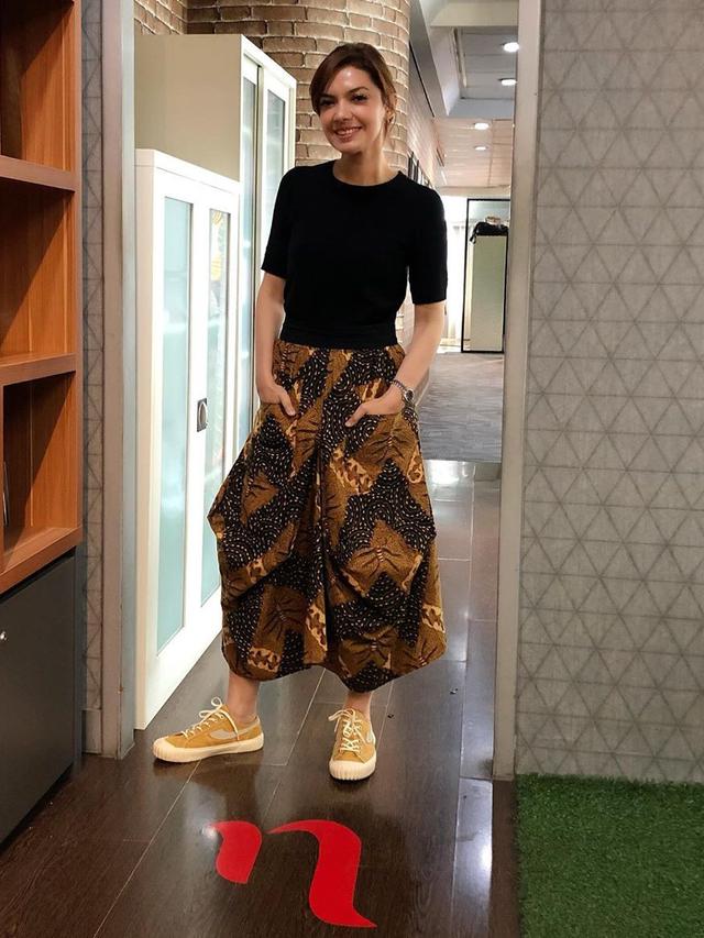 6 Warna Koleksi Sneakers  Andalan Najwa  Shihab  Lifestyle 