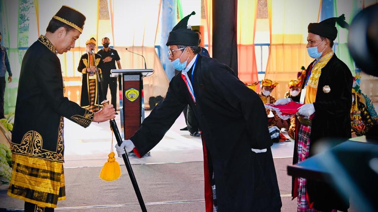 Presiden Jokowi mendapat Gelar Kehormatan Adat Kesultanan Buton, Sulawesi Tenggara, Selasa (27/9/2022)