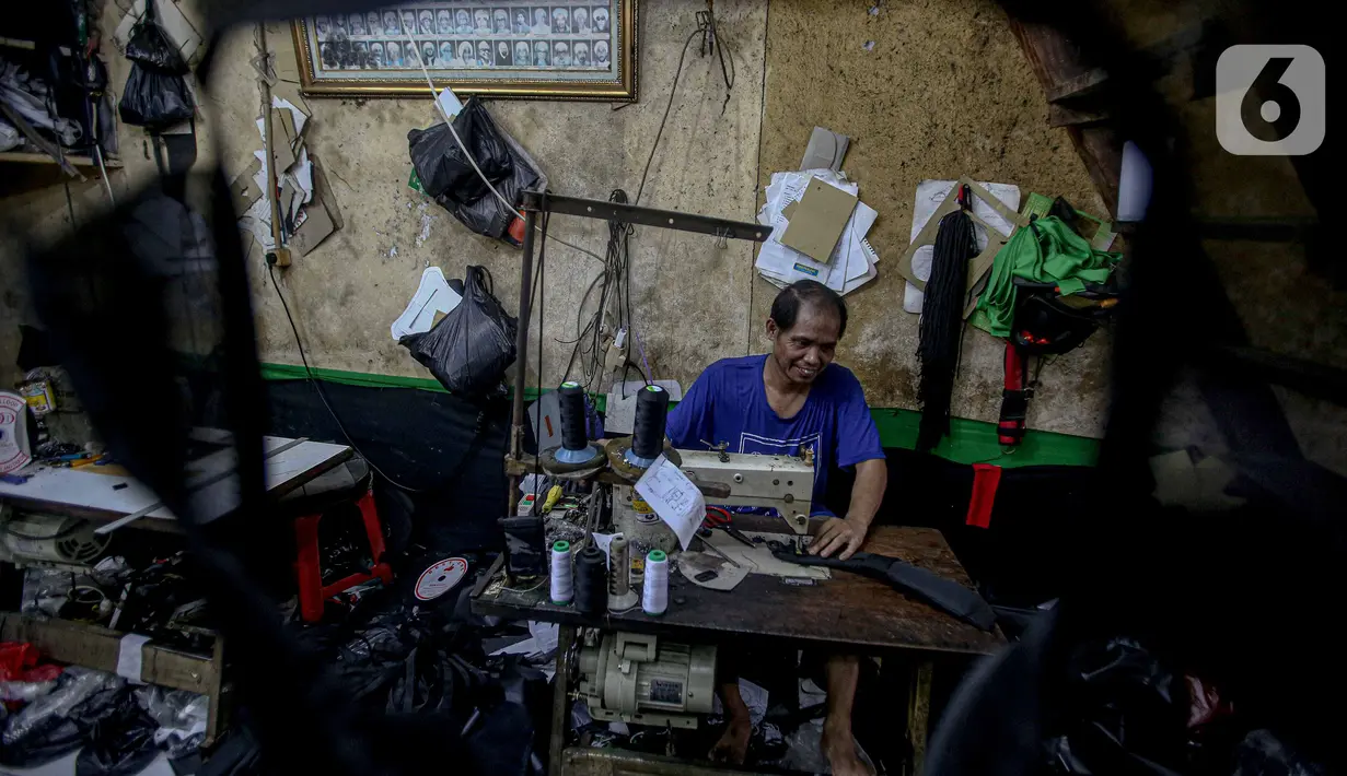 Pekerja membuat produk tas di unit produksi Artrek, Jakarta, Selasa (3/11/2020). Pemprov DKI Jakarta telah memutuskan menaikkan upah minimum provinsi (UMP) 2021 sebesar Rp 4.416.186,548 atau meningkat 3,27 persen dari 2020 bagi perusahaan tidak terkena dampak COVID-19. (Liputan6.com/Faizal Fanani)