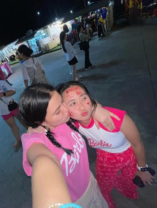 <p>Perempuan berusia 27 tahun itu mengenakan kaus bertema barbie warna putih merah dengan tulisan Barbie. Paras cantik Gritte juga tak luput dari coretan. Tulisan 'bride to be' alias calon manten di dahinya. [Instagram/gritteagathaa]</p>