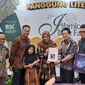 Sinemart memfilmkan novel I Am Sarahza karya Hanum Salsabiela Rais dan Rangga Almahendra. (Ratnaning Asih/ Liputan6.com)