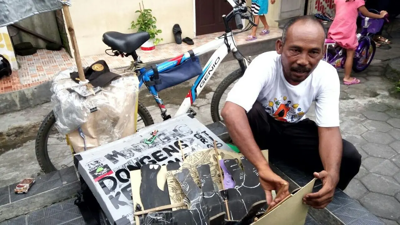 Pendongeng Bersepeda Sebar Cerita Badak ke Nusantara 