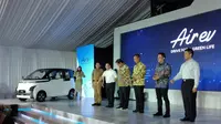 Seremoni produksi perdana Wuling Air ev yang dihadiri Menteri Koordinator Bidang Perekonomian, Airlangga Hartarto, 8/8/2022