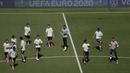 Para pemain Spanyol berlari saat sesi latihan di Stadion La Cartuja, Seville, Spanyol, Minggu (13/6/2021). Spanyol akan bermain melawan Swedia dalam Grup E Euro 2020 pada 13 Juni 2021 waktu setempat. (Julio Munoz/Pool via AP)