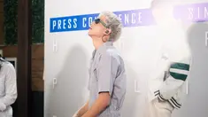Dalam press conference single terbarunya, Devano Danendra terlihat tampil berbeda. Ia mengubah warna rambutnya menjadi ash grey yang menjadi sorotan banyak netizen. (Liputan6.com/IG/@iamdevano)