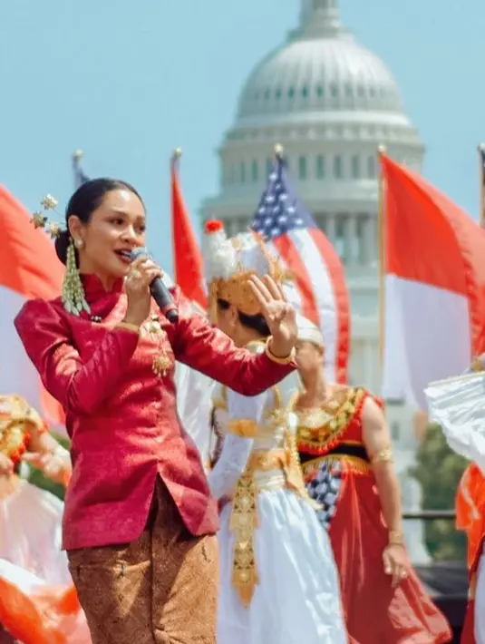 Rambutnya ditata sanggul modern, dengan hiasan tusuk konde kembang goyang gold dan ronce melati. [@andienaisyah]