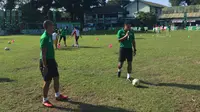 Kurniawan Dwi Julianto dan Ponaryo Astaman memeriahkan Milo Football Championship di Makassar, Sabtu (28/4/2018). (Liputan6.com/Adyaksa Vidi)