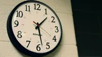 Ilustrasi jam dinding, waktu berjalan. (Foto oleh Shawn Stutzman: https://www.pexels.com/id-id/foto/jam-dinding-analog-bulat-hitam-1010480/)