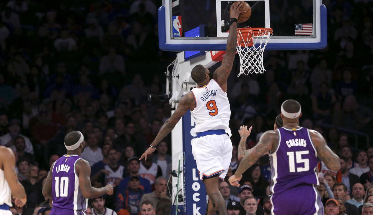 Pemain Knicks, Kyle O'Quinn  #9 melakukan dunks saat melawan Sacramento Kings pada laga NBA di Madison Square Garden, (5/12/2016). Knicks menang 106-98. (AP/Seth Wenig)