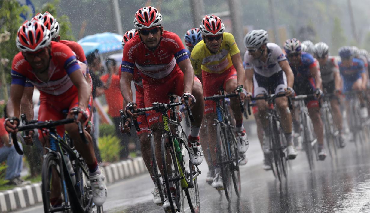 Hutan deras menghadang para pebalap saat melewati Lubuk Sikaping dalam Etape 7 Tour de Singkarak 2015 antara Pasaman-Pasaman Barat, Jumat (9/10/2015). (Bola.com/Arief Bagus)