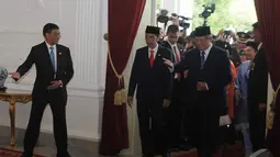 Presiden SBY menyambut Jokowi dan mempersilahkannya masuk ke Istana Negara, Jakarta, Senin (20/10/2014) (Liputan6.com/Herman Zakharia)