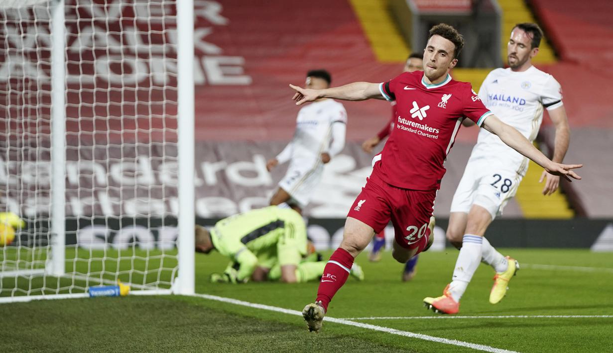Pemain Liverpool, Diogo Jota, melakukan selebrasi usai mencetak gol ke gawang Leicester City pada laga Liga Inggris di Stadion Anfield, Senin (23/11/2020). Liverpool menang dengan skor 3-0. (AP Photo/Jon Super)