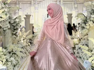 Dihadiri oleh sejumlah selebriti Tanah Air, pernikahan Sarah Keihl mencuri perhatian. Bukan hanya dari tamu undangan, namun juga jajaran bridesmaid-nya. Ria Ricis menjadi salah satunya. Ia tampil menawan dengan gaun bernuansa emas yang menjadi seragam pengiring di pernikahan selebgram berdarah Turki tersebut. (Liputan6.com/IG/@riaricis1795)