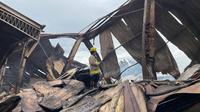 Setelah lebih dari 37 jam pemadaman api di gudang tripleks Jalan Soekarno Hatta No. 505, Kota Bandung, akhirnya bisa dipadamkan pada Rabu (26/10/2022) pagi. (Foto: Humas Kota Bandung)