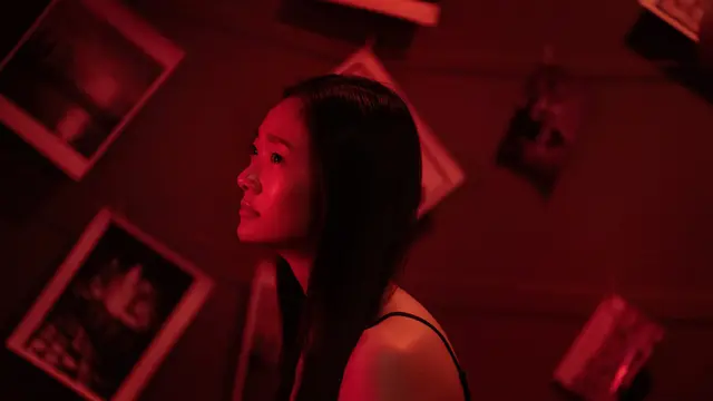 Chutimon Chuengcharoensukying (Aokbab) dalam film Delete. (Foto: Netflix)