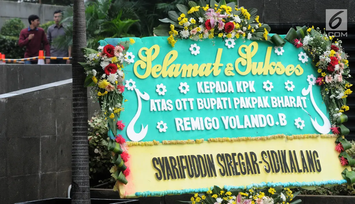 Sebuah karangan bunga menghiasi depan gedung KPK di Jakarta, Jumat (23/11). Karangan bunga tersebut sebagai ungkapan terima kasih atas operasi tangkap tangan (OTT) KPK terhadap Bupati Pakpak Bharat, Remigo Yolanda Berutu. (Merdeka.com/Dwi Narwoko)