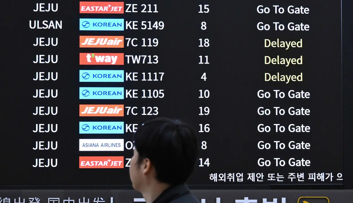 Untuk memastikan bahwa siswa remaja yang mengikuti ujian masuk perguruan tinggi tidak terganggu, pemerintah Korea Selatan menerapkan sejumlah pelarangan sejumlah aktivitas untuk sementara waktu, termasuk larangan lepas landas dan mendaratnya pesawat selama ujian mendengarkan bahasa Inggris. Tampak dalam foto, penumpang berjalan melewati papan informasi yang menampilkan penerbangan tertunda di Bandara Gimpo, Seoul, pada Kamis 13 November 2025, pada hari ujian masuk perguruan tinggi tahunan yang dikenal secara lokal sebagai Suneung. (Jung Yeon-je/AFP)